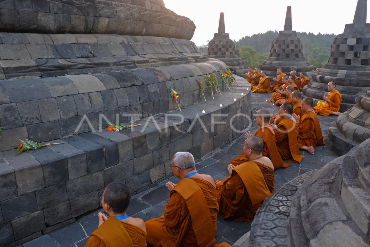 Puja Bakti di candi Borobudur