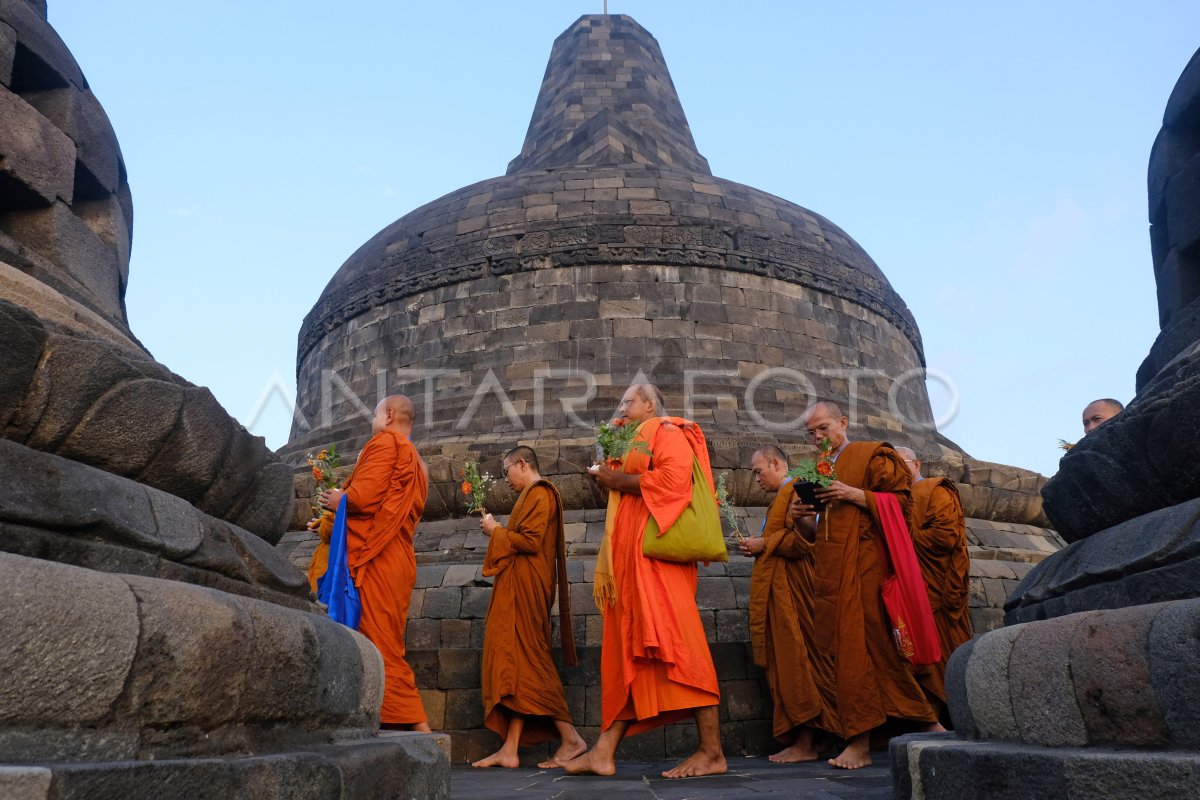 Puja Bakti di candi Borobudur