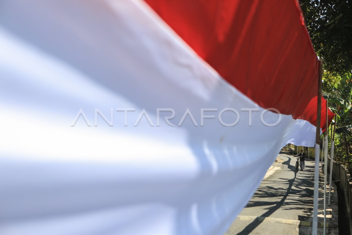 Pemasangan Bendera Merah Putih Meter Antara Foto