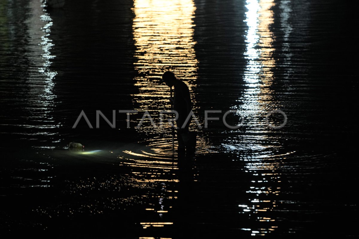 Mencari Ikan Dan Kerang Laut Di Saat Surut Antara Foto