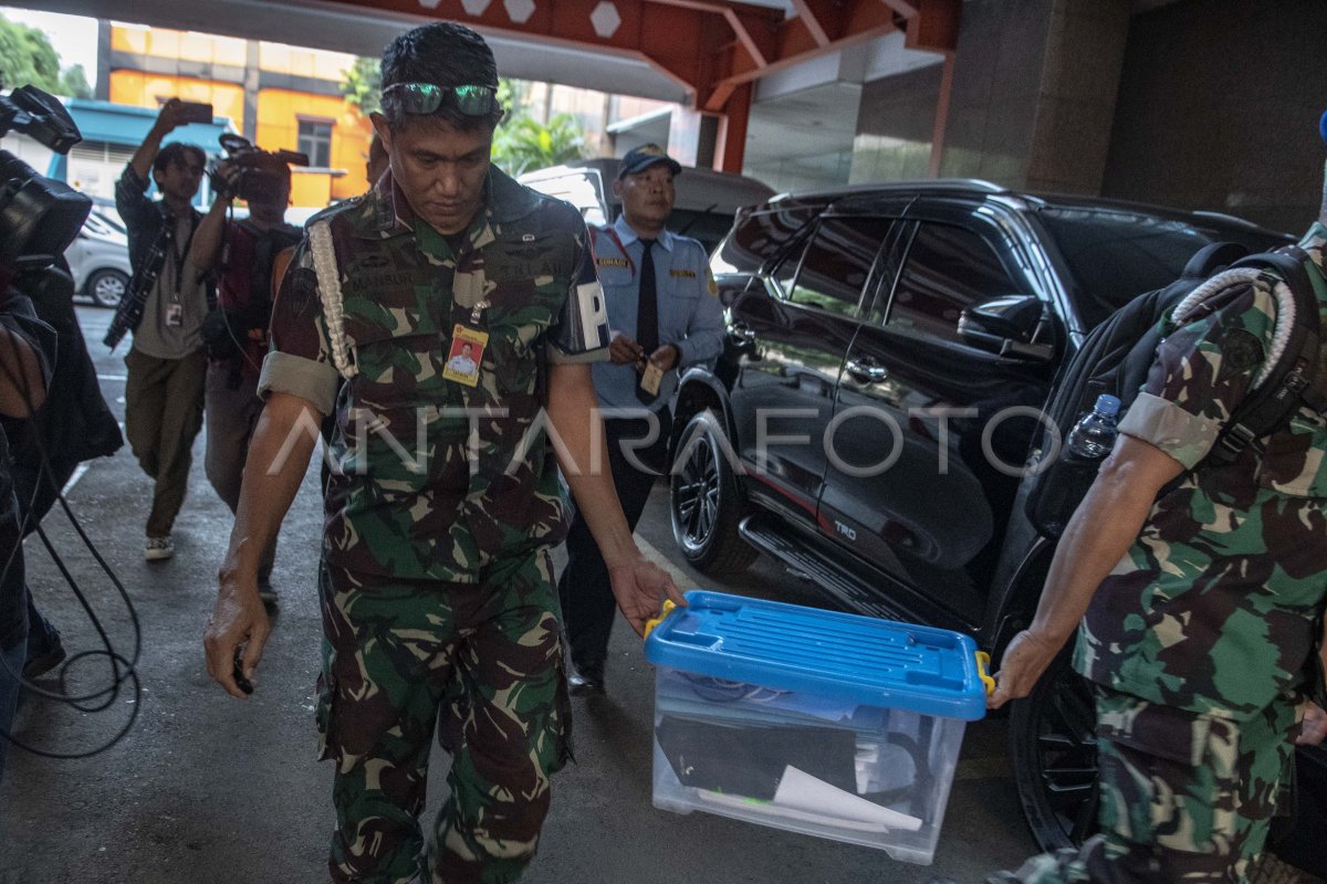 KPK Dan Puspom TNI Geledah Kantor Basarnas | ANTARA Foto