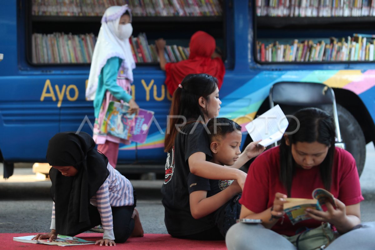 Perpustakaan Keliling di CFD Surabaya