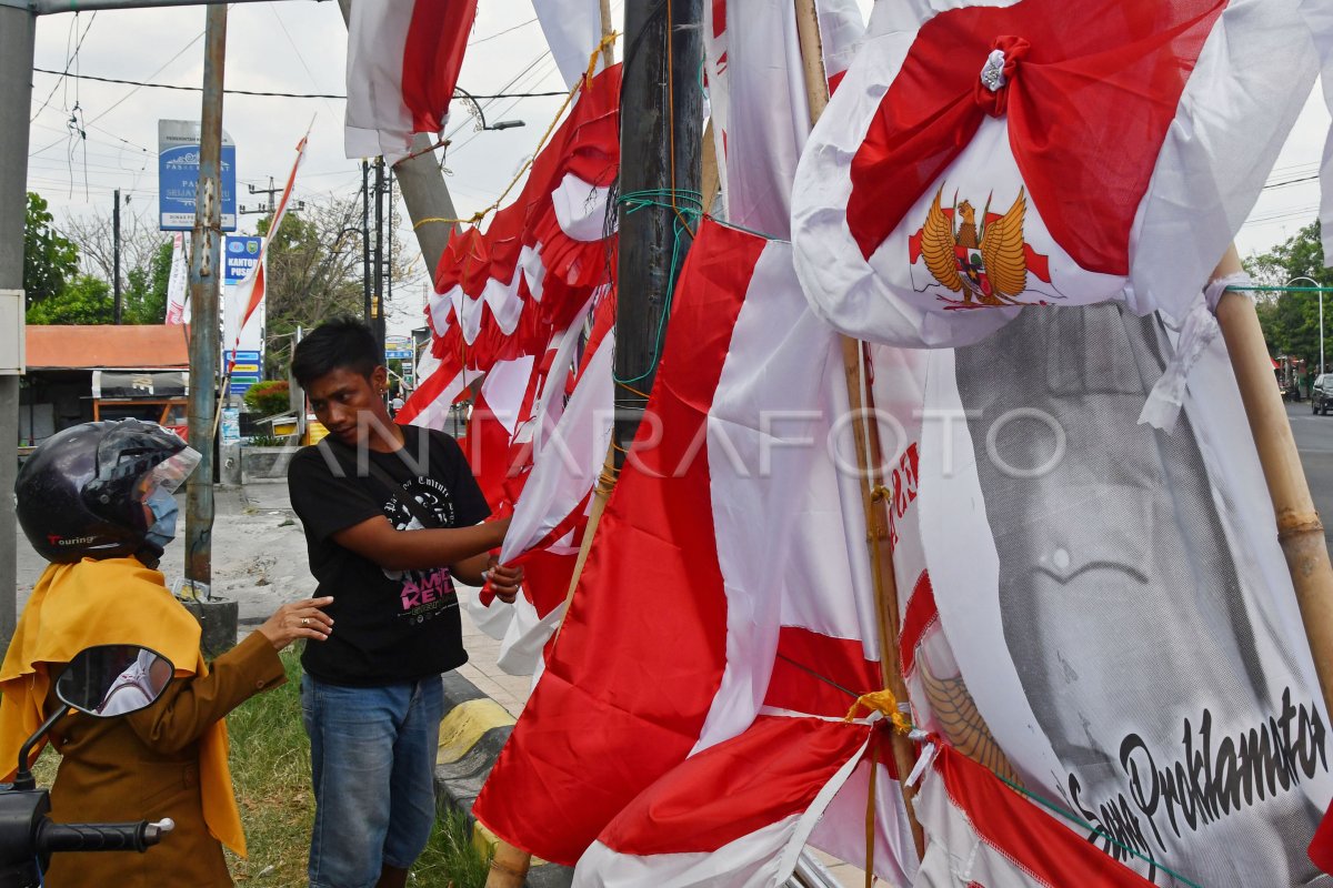 Pedagang Musiman Bendera Di Madiun Antara Foto