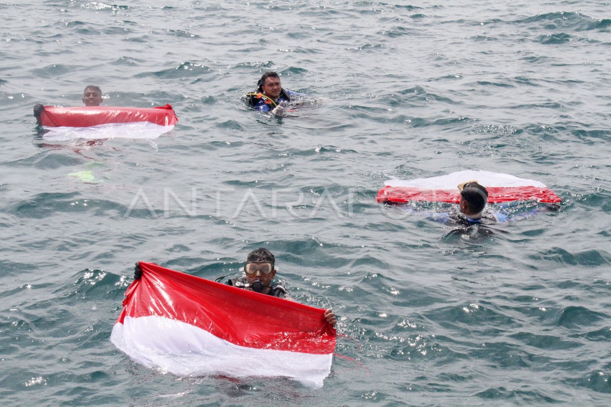 Pengibaran Bendera Merah Putih Di Bawah Laut Aceh Antara Foto