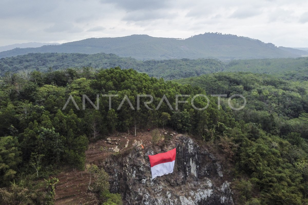 Pengibaran bendera merah putih di tebing Tebing Mandalare