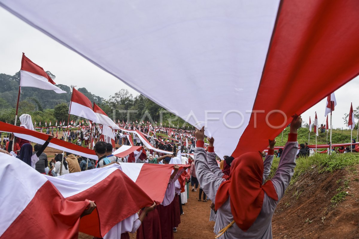 Pembentangan Bendera Merah Putih terpanjang di Jawa Barat | ANTARA Foto