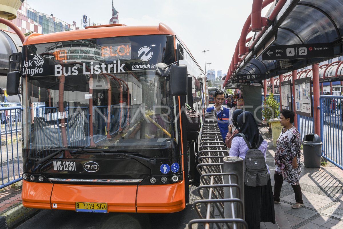 Transjakarta Targetkan 100 Bus Listrik Beroperasi | ANTARA Foto