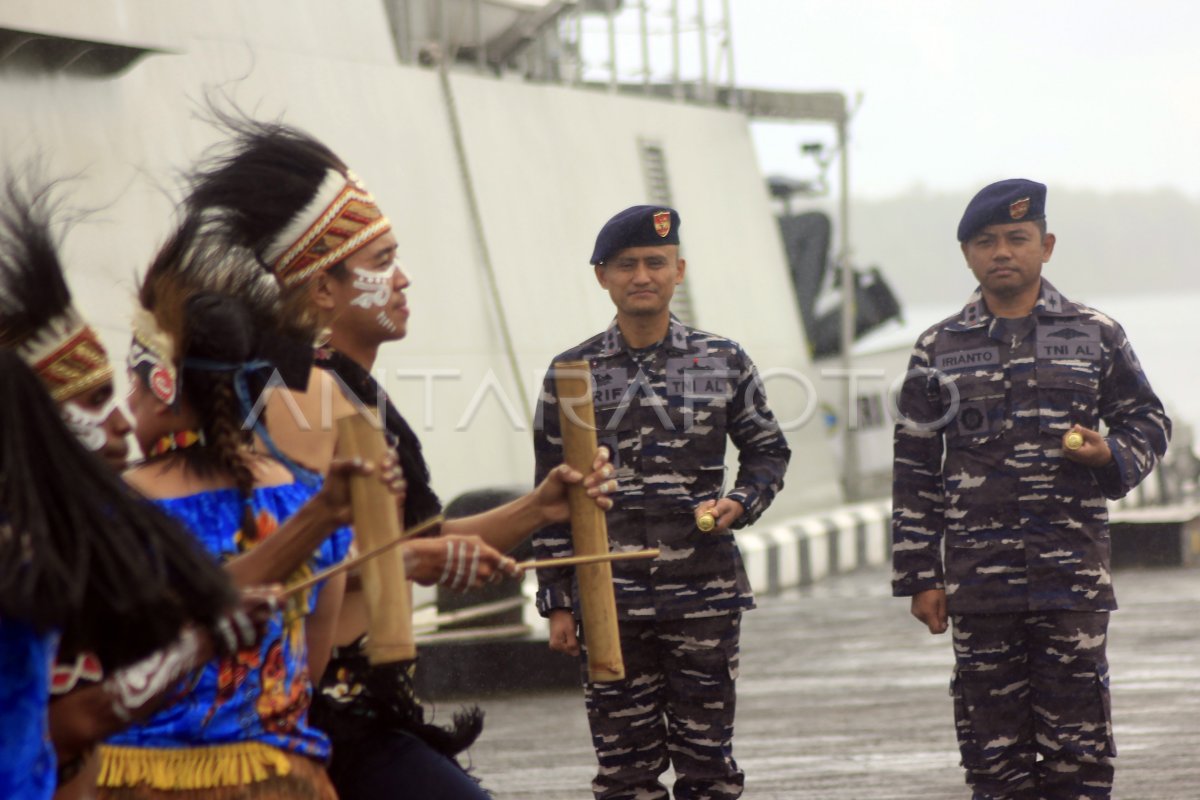 Penyambutan KRI Kapak dan KRI Panah di Armada III ANTARA Foto