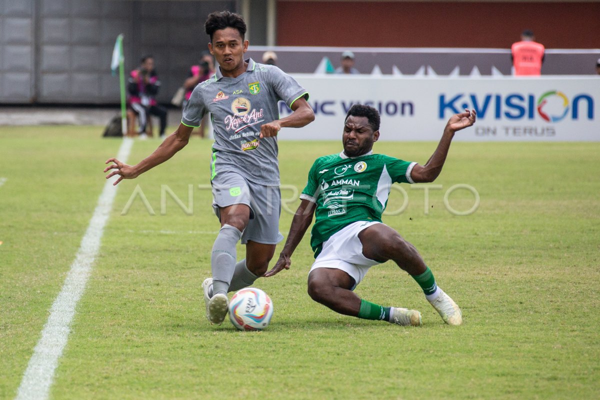 PSS Sleman melawan Persebaya Surabaya