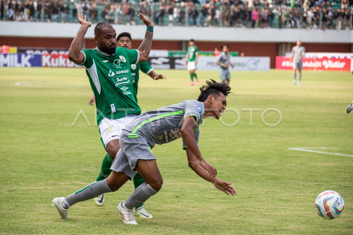 PSS Sleman melawan Persebaya Surabaya