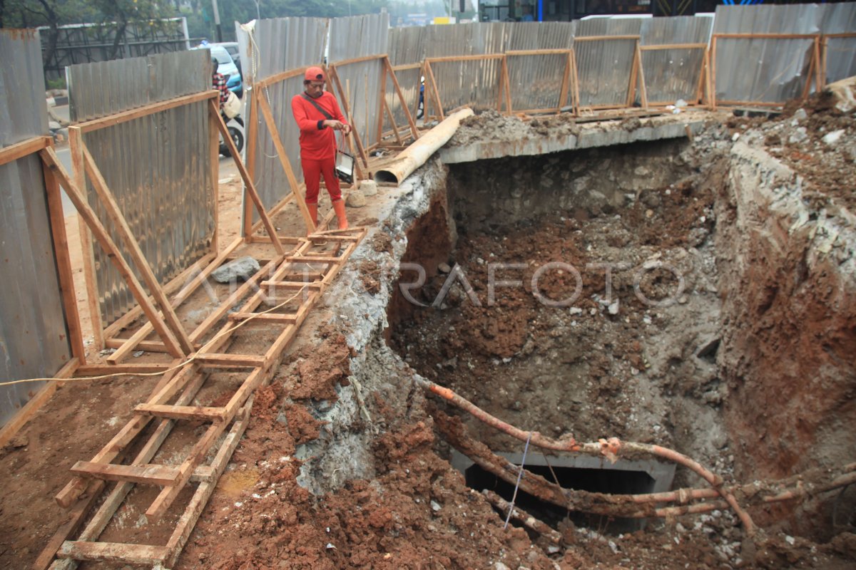 Pengerjaan Proyek Saluran Air | ANTARA Foto