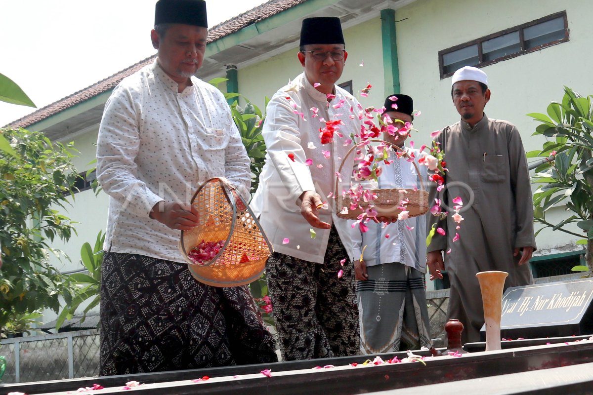 Anies Baswedan Menziarahi Makam Pendiri Nu Antara Foto