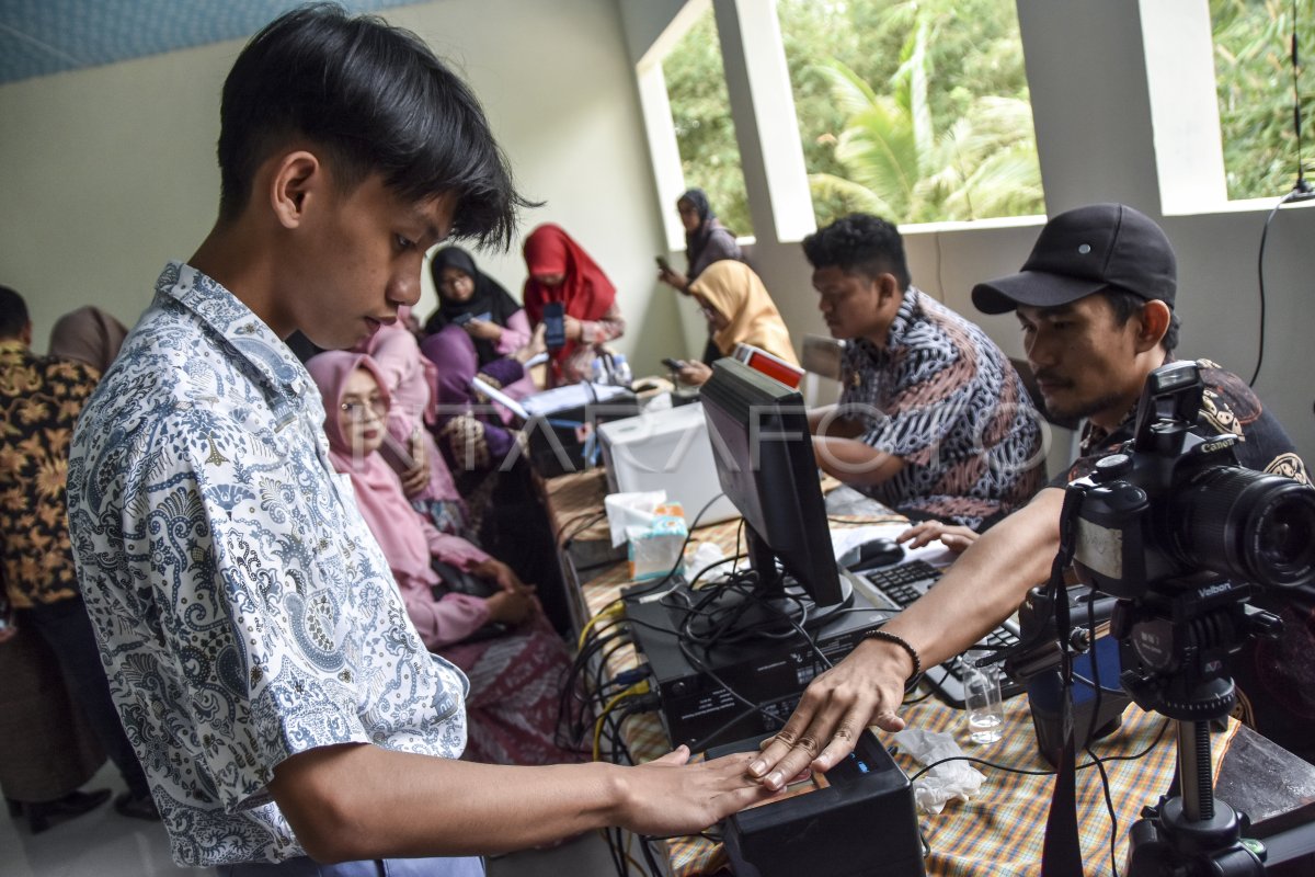 Perekaman Data Ktp Elektronik Di Sekolah Antara Foto