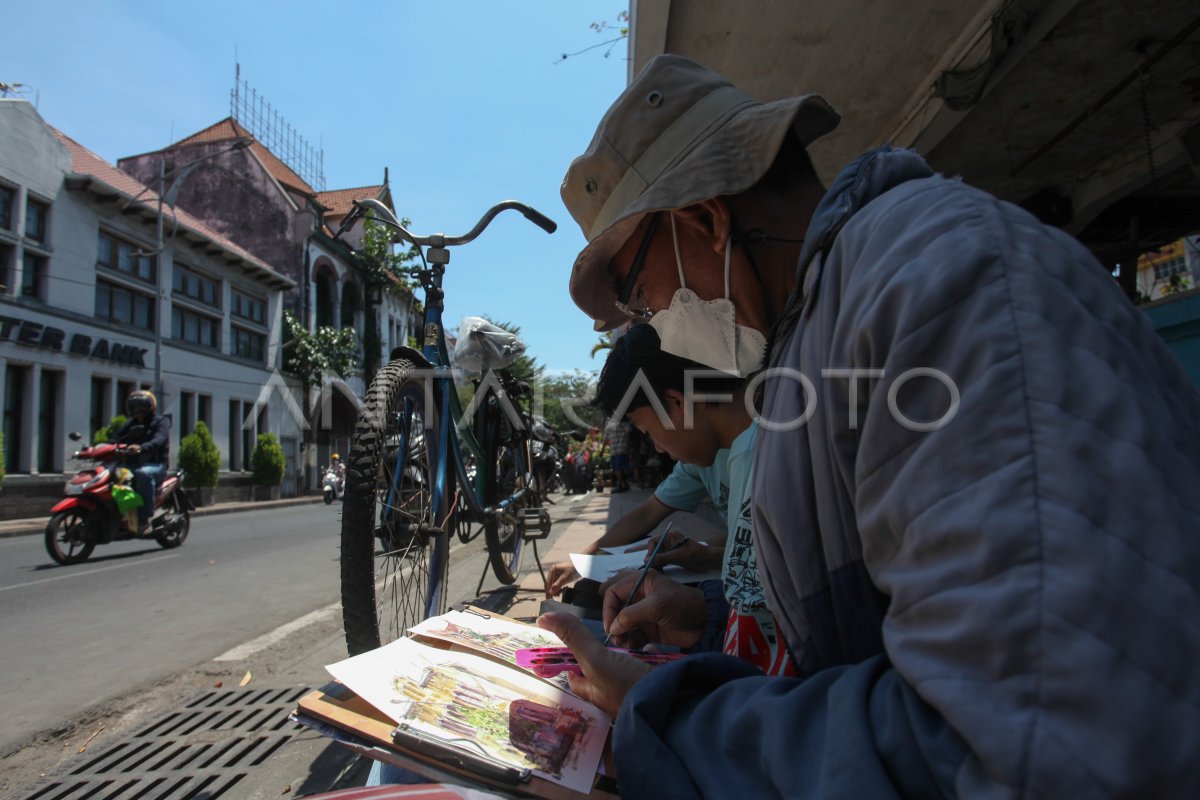 Menggambar bersama bangunan bersejarah di Surabaya