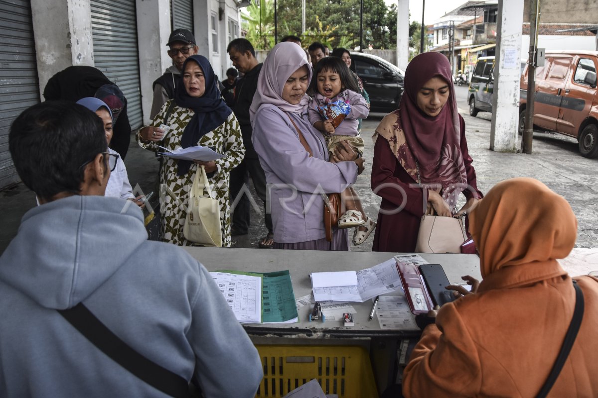 Pencairan bansos di Tasikmalaya