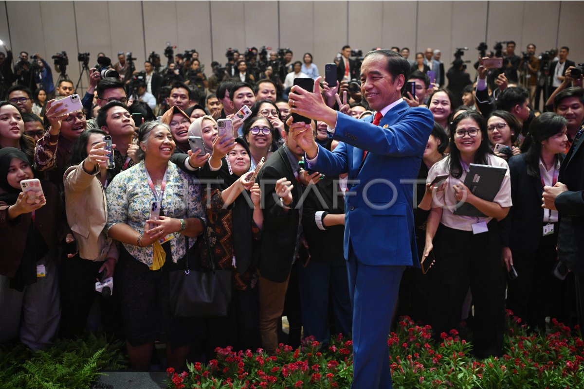 Presiden swafoto bersama jurnalis peliput KTT ASEAN