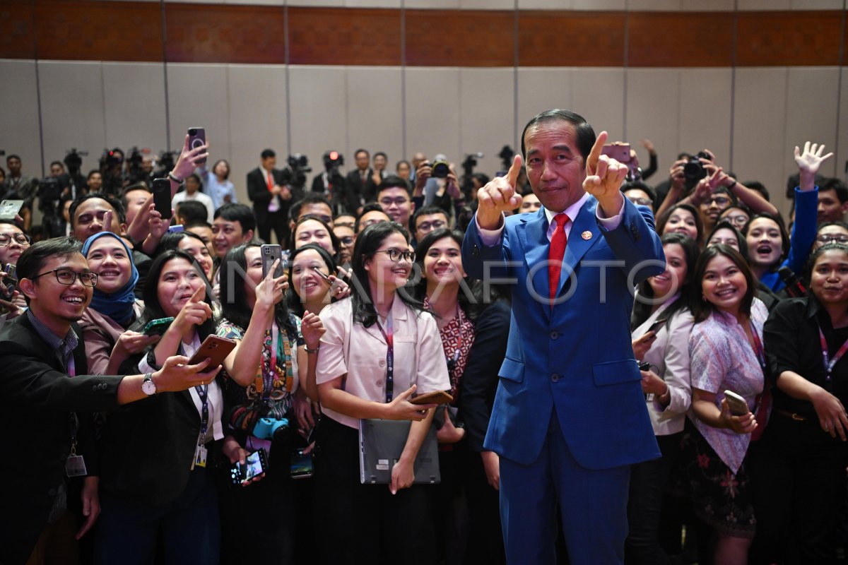 Presiden swafoto bersama jurnalis peliput KTT ASEAN