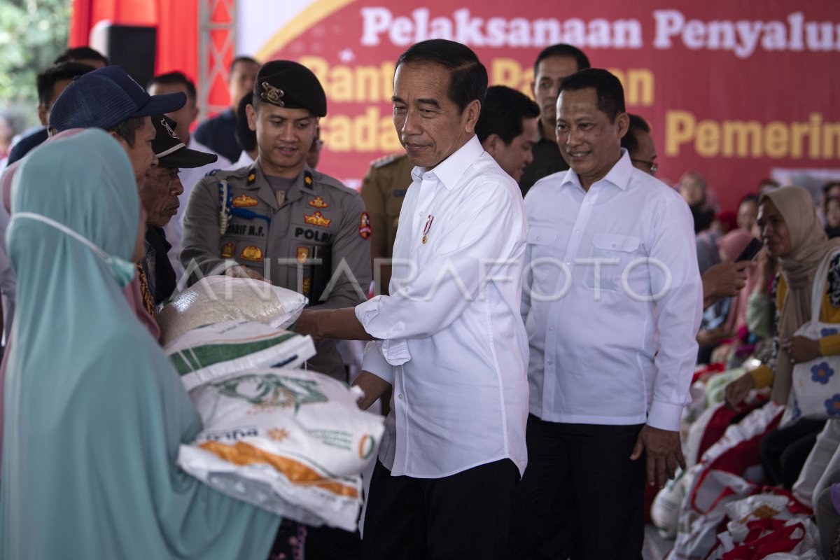 Presiden Jokowi Meninjau Penyerahan Bantuan Pangan | ANTARA Foto