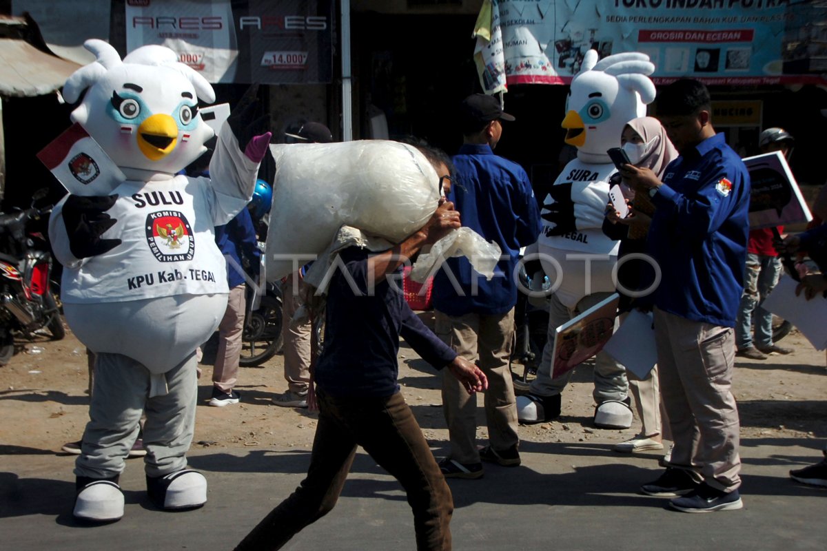 Sosialisasi Pemilu 2024 Kepada Pengguna Jalan | ANTARA Foto