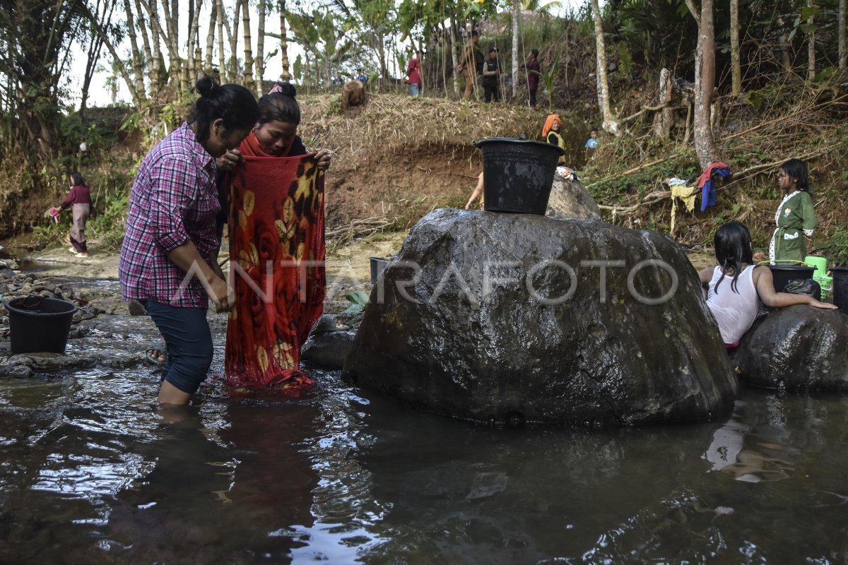 Warga mandi dan mencuci baju di sungai