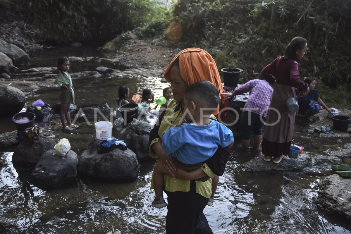 Warga mandi dan mencuci baju di sungai