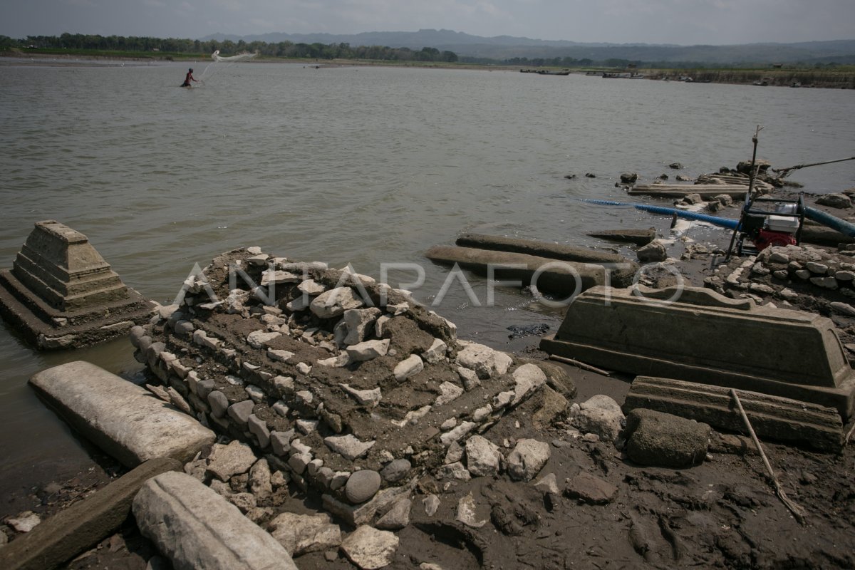 Fenomena Munculnya Makam Lama Di Waduk Gajah Mungkur Antara Foto