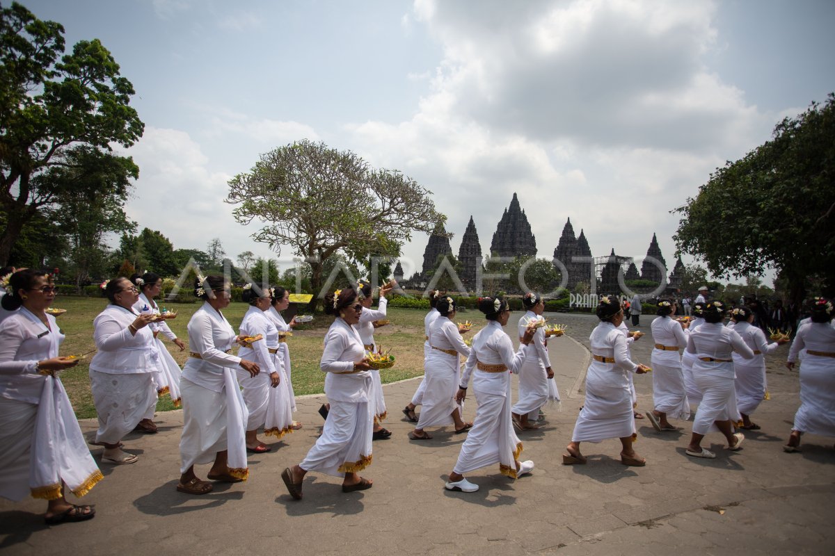 Gema Santi Puja 1008 Genta di Candi Prambanan