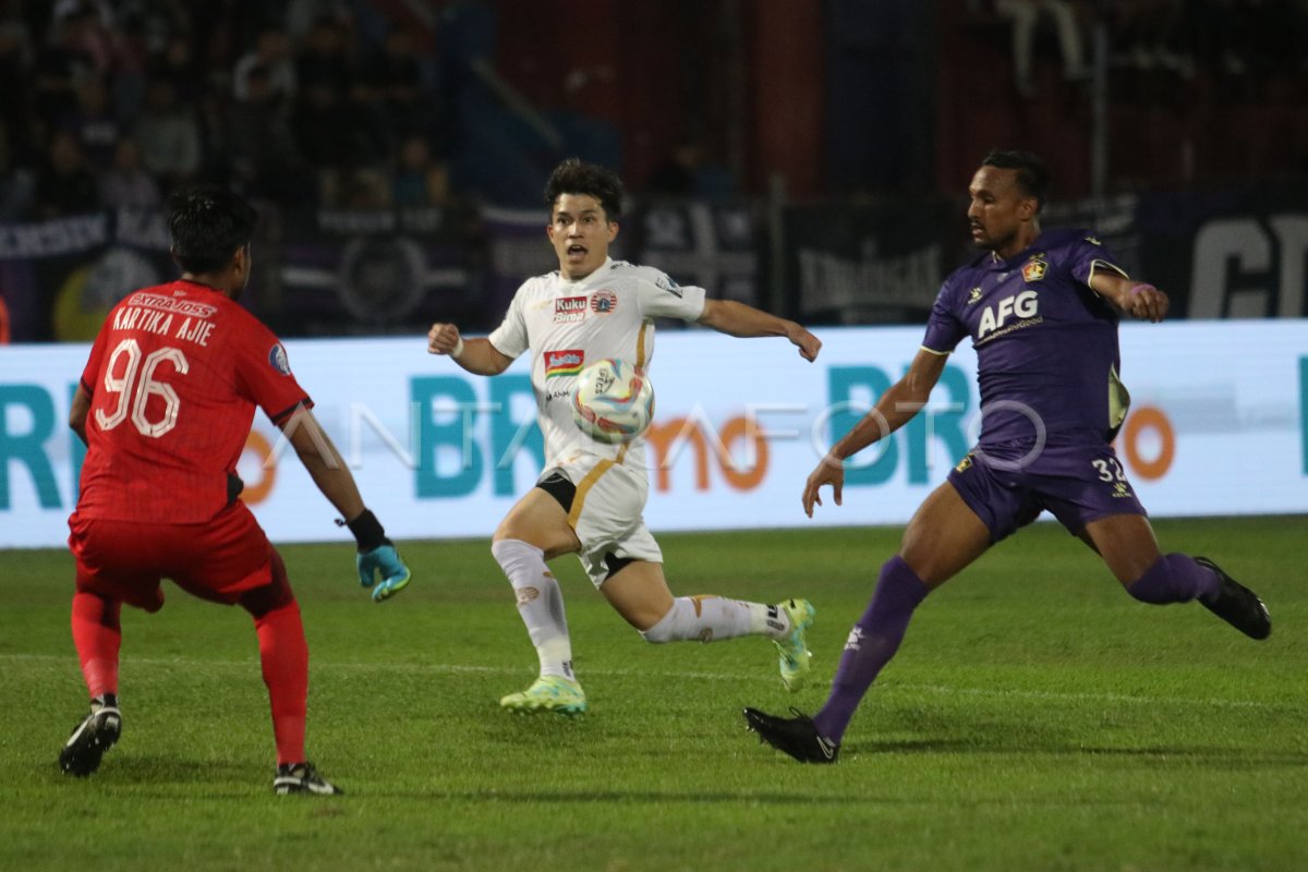 Persik Kediri melawan Persija Jakarta