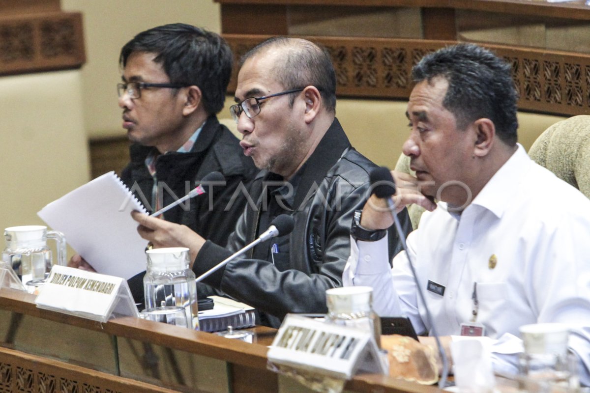 Rapat konsultasi KPU, Mendagri dan Bawaslu dengan Komisi II DPR
