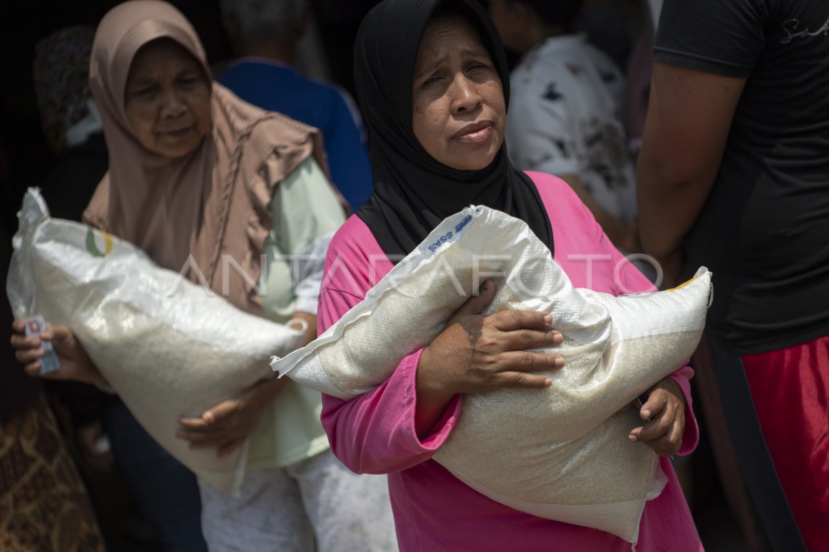 Penyaluran Bantuan Pangan Beras | ANTARA Foto