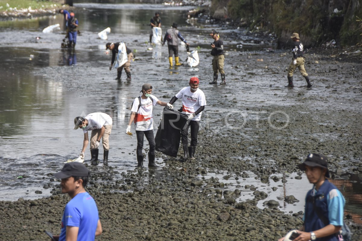 Aksi World Cleanup Day di Sungai Cimulu
