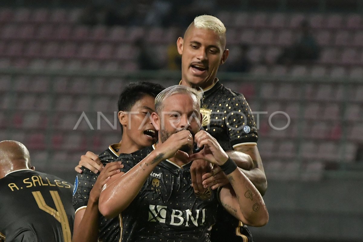 Bhayangkara FC melawan Persib Bandung