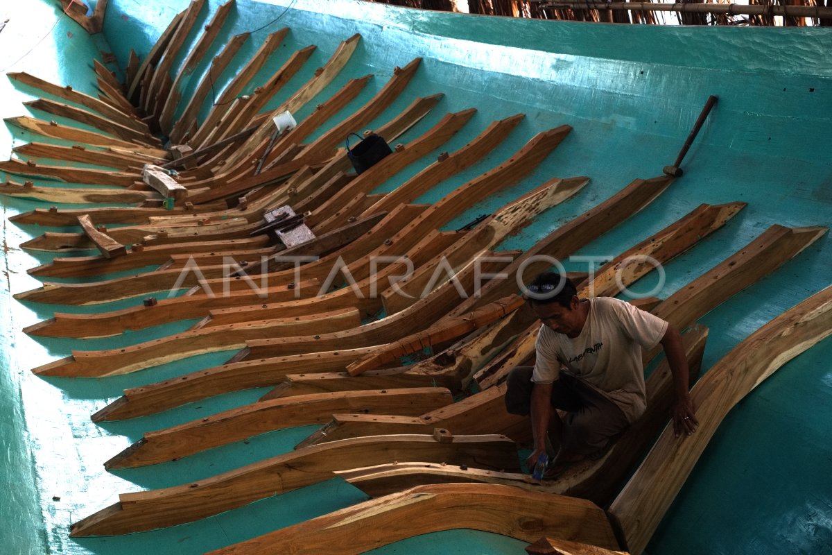 Pembuatan Kapal Ikan Antara Foto