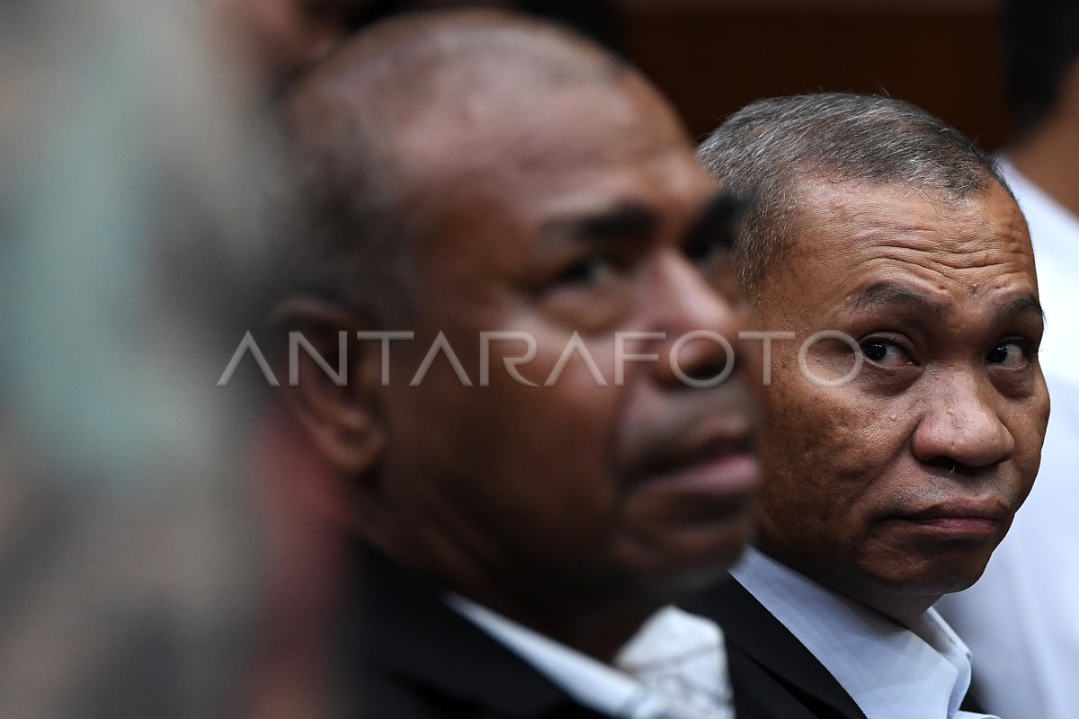 Sidang dakwaan Stefanus Roy Rening