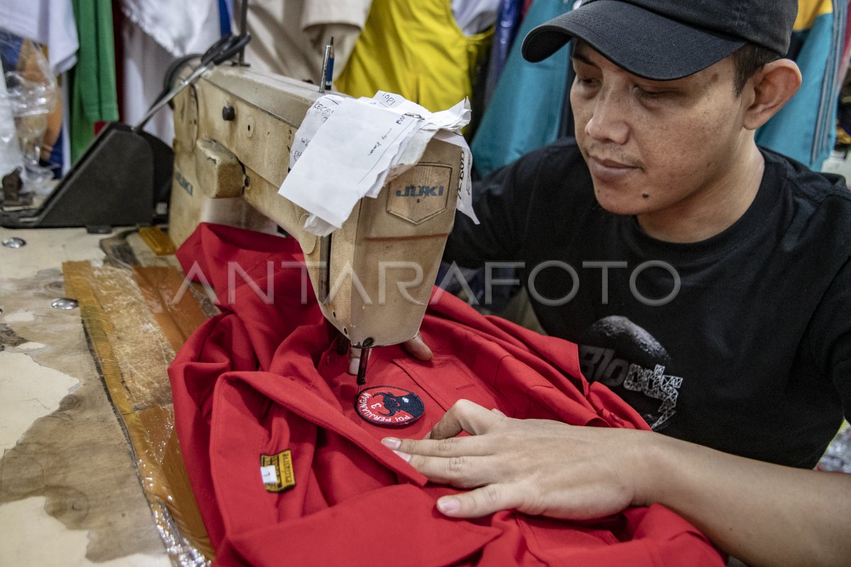 Penjualan atribut parpol jelang Pemilu 2024