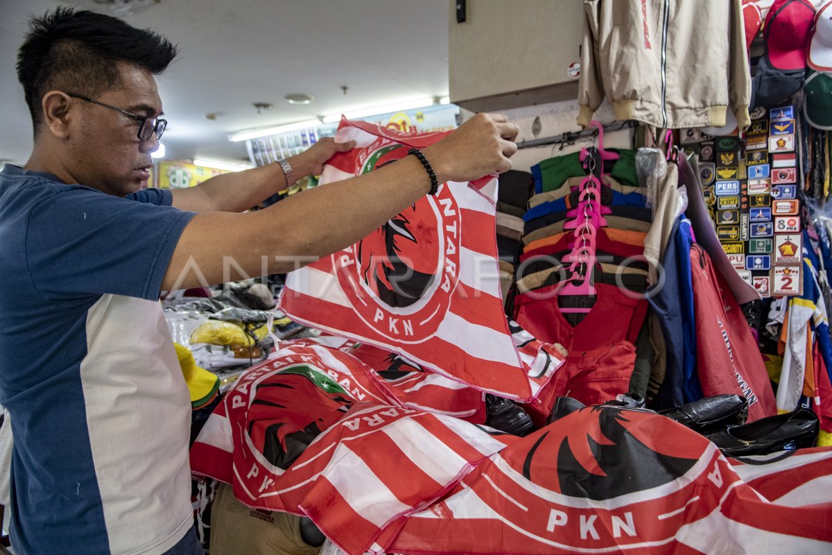 Penjualan atribut parpol jelang Pemilu 2024
