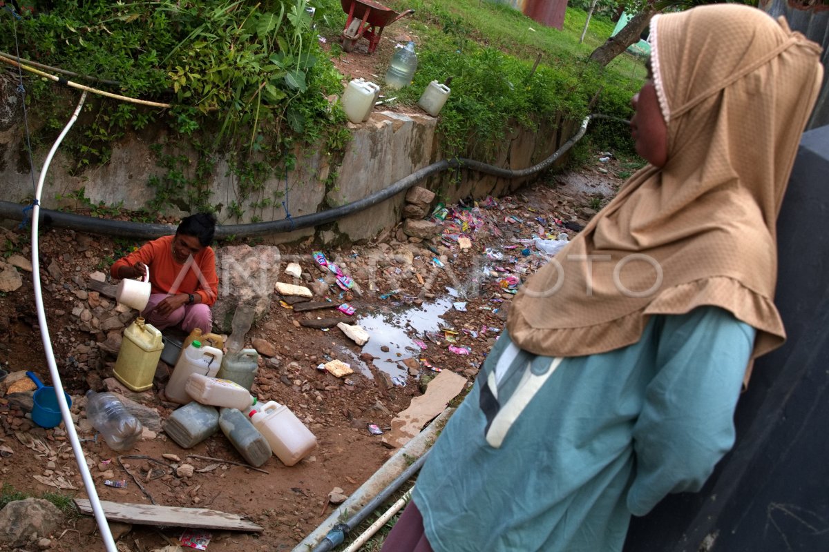 Mengais air sungai di Konawe