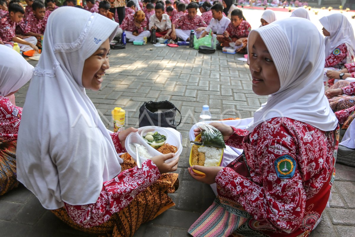 Program Gerakan Makan Bergizi Di Sekolah | ANTARA Foto