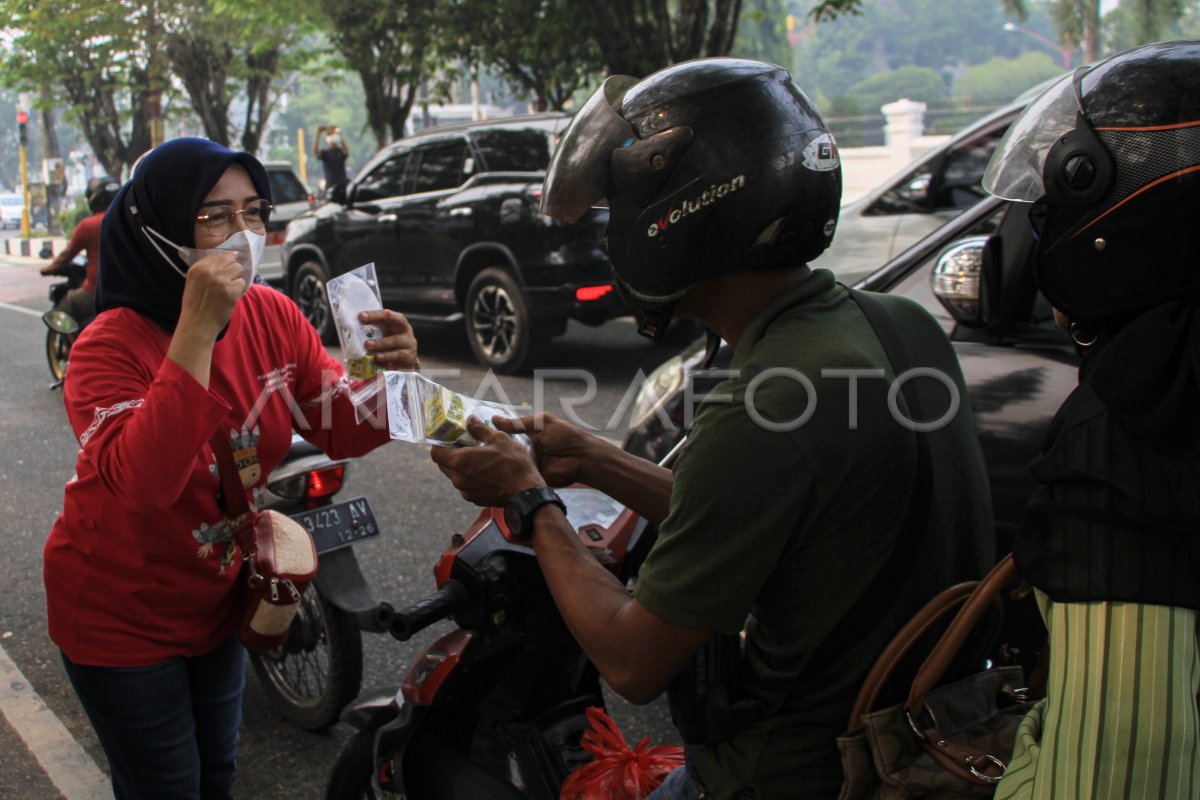 Relawan bagikan masker dan vitamin di Palangka Raya
