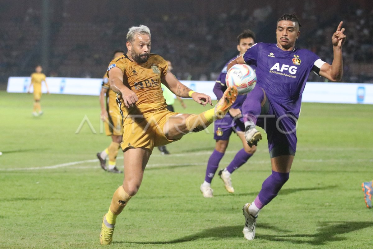 Persik Kediri melawan Bhayangkara FC
