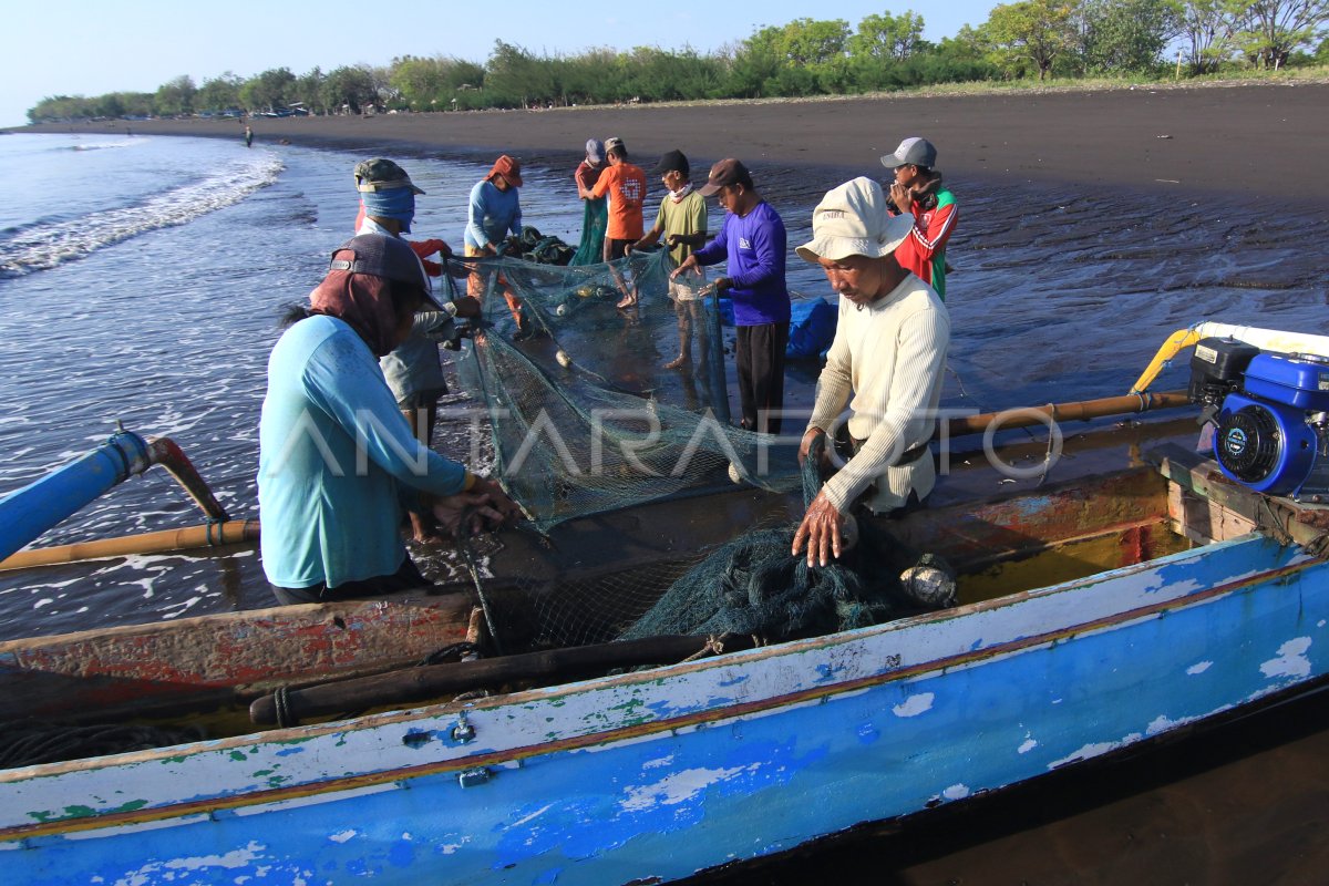 Nelayan pengguna jaring tarik pantai