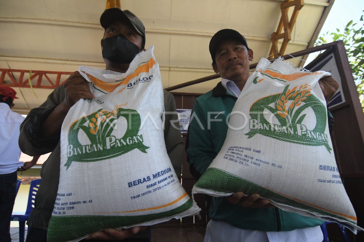 Penyaluran Beras Cadangan Pangan Pemerintah | ANTARA Foto