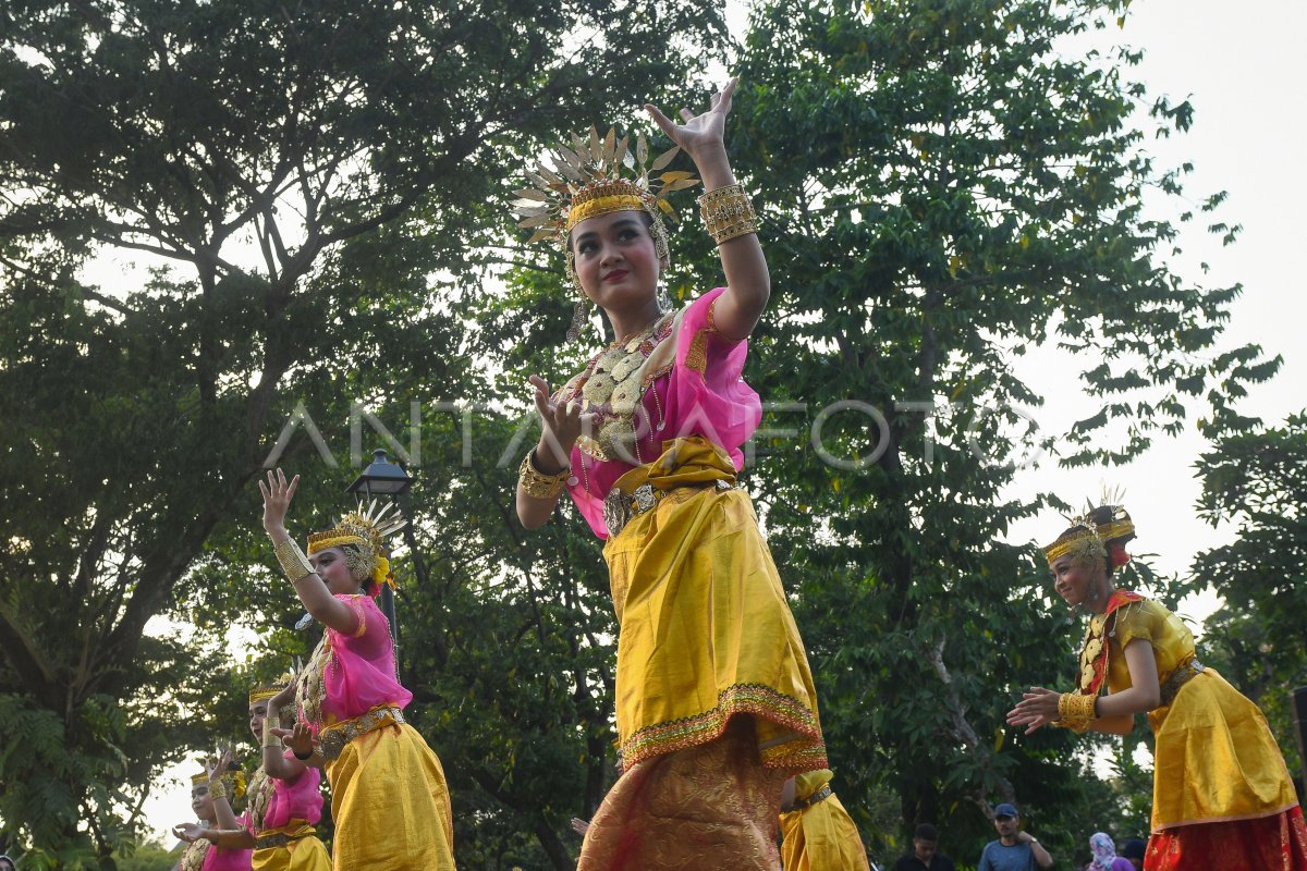 Penampilan Tarian Tradisional Di Museum Indonesia Tmii Antara Foto