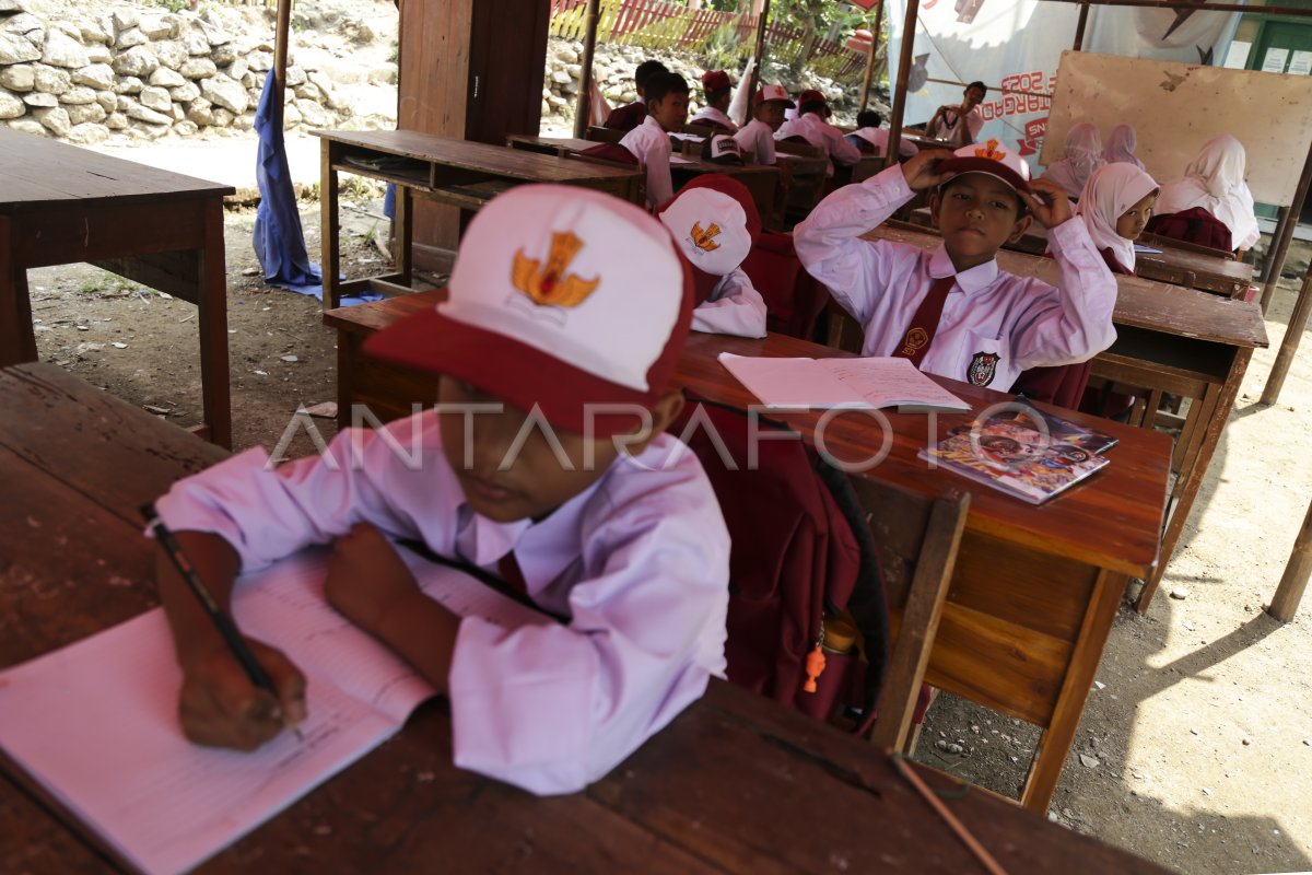 Siswa SD Belajar Di Tenda Darurat | ANTARA Foto