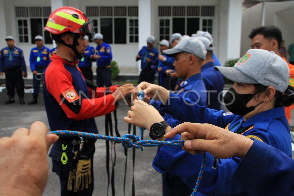 Petugas pemadam kebakaran yang sedang melakukan investigasi di lokasi kebakaran
