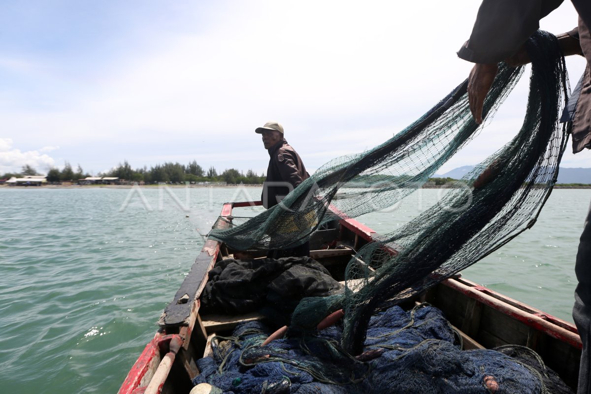 Penangkapan Ikan Secara Tradisional Antara Foto