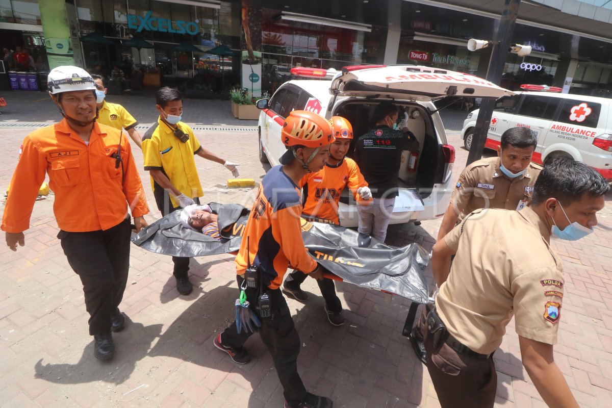 Simulasi Tanggap Bencana Gempa Bumi Antara Foto