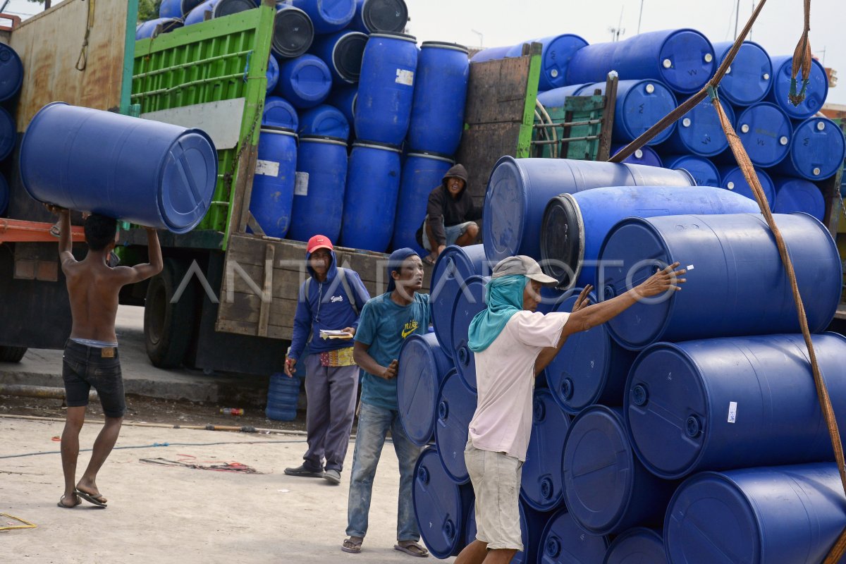 Bongkar muat barang di Pelabuhan Paotere | ANTARA Foto