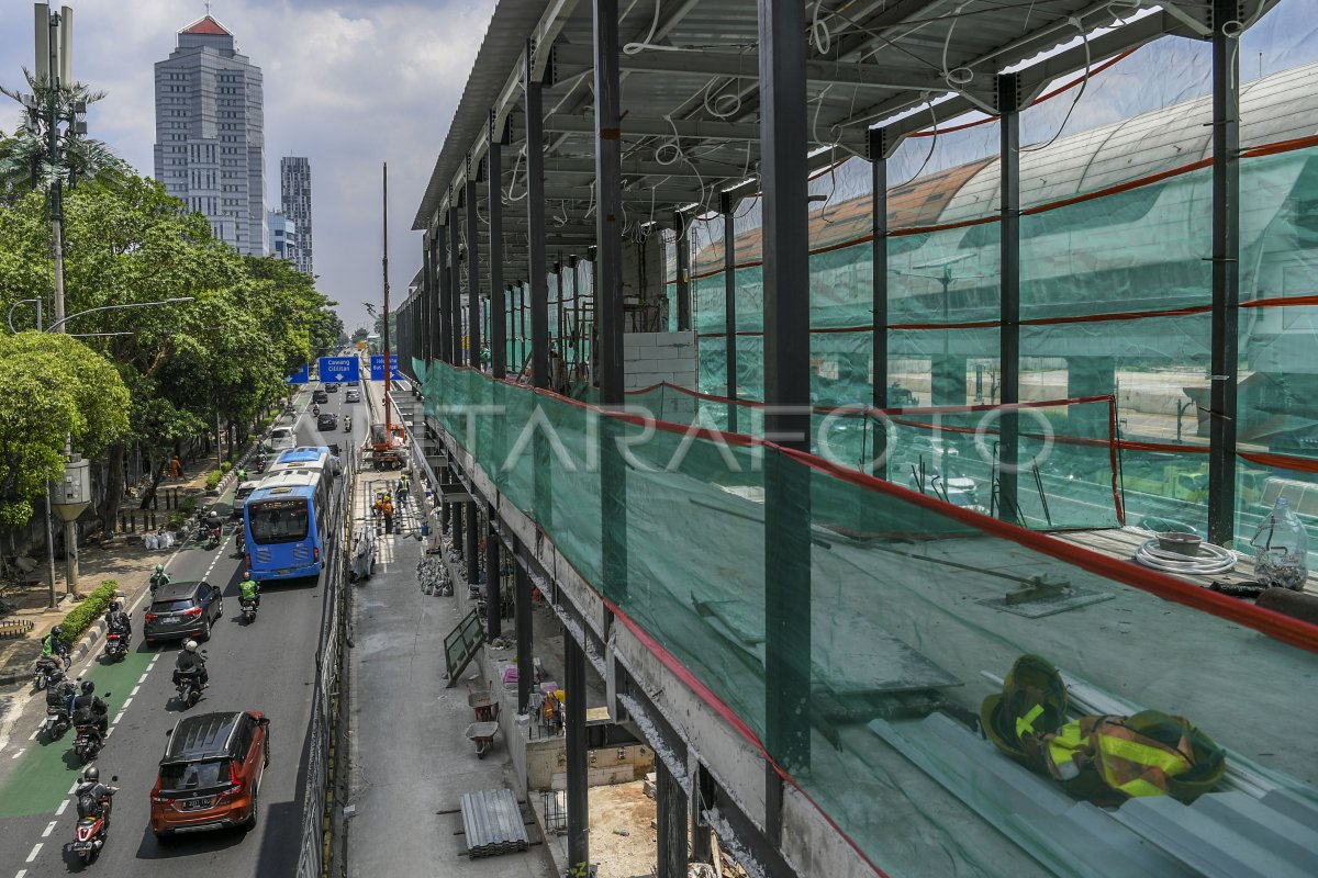 Revitalisasi Halte Transjakarta | ANTARA Foto