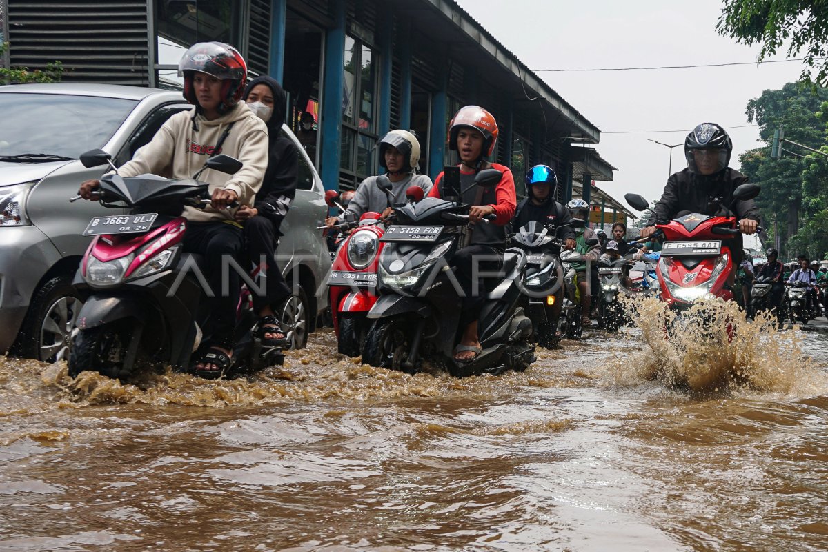 Jalan Raya Tergenang Air Di Kramat Jati | ANTARA Foto